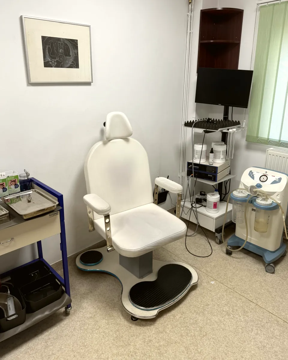 Scaunul ORL și instrumentarul din cabinet