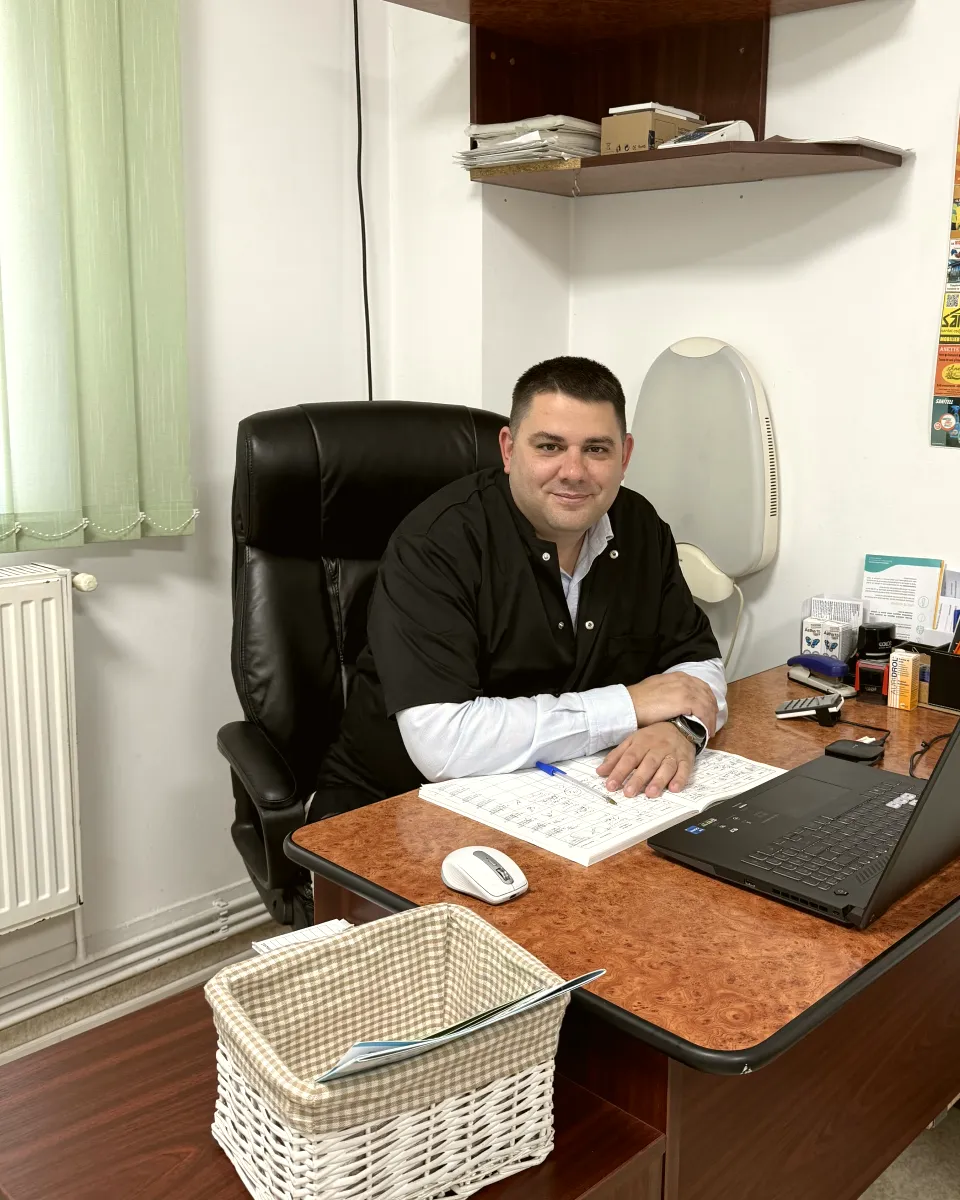 Dr. Vasilie Alexandru în cabinet