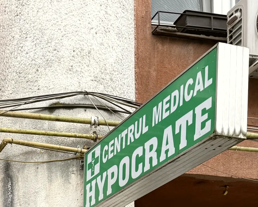 Panoul verde „Centrul Medical Hypocrate” de la intrare